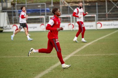 COLOGNE, Almanya - 24 HAZİRAN, 2024: Justin Diehl, Uygulama 1. FC Koeln, Geissbockheim 'da.