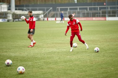 COLOGNE, Almanya - 24 HAZİRAN, 2024: Justin Diehl, Uygulama 1. FC Koeln, Geissbockheim 'da.
