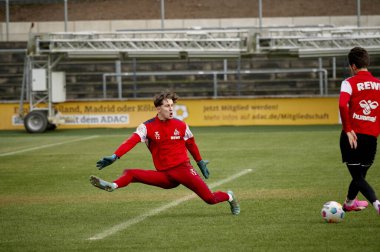 COLOGNE, Almanya - 24 HAZİRAN, 2024 Jonas Nickisch, Uygulama 1. FC Koeln, Geissbockheim 'da.