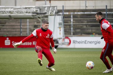 COLOGNE, ALMANY - 24 HAZİRAN, 2024: Philipp Pentke, Sargis Adamyan Uygulaması 1. FC Koeln, Geissbockheim 'da.