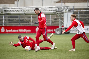 COLOGNE, ALMANY - 24 HAZİRAN, 2024: Philipp Pentke, Sargis Adamyan Uygulaması 1. FC Koeln, Geissbockheim 'da.