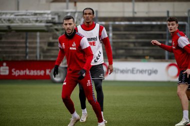 COLOGNE, Almanya - 24 HAZİRAN 2024 Sargis Adamyan, Damion Downs, Uygulama 1. FC Koeln, Geissbockheim 'da.