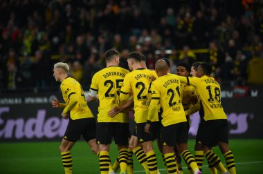 DORTMUND, Almanya - 28 HAZİRAN, 2024: golü kutlayan oyuncular. Bundesliga Borussia Dortmund-Bochum maçı Iduna Parkı 'nda.