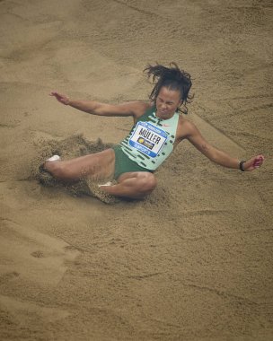 DÜKSELDORF, ALMANY - 4 Şubat 2024: Laura Raquel Mueller GER in the long jumping ISTAF Indoor. PSD BANK DOME 'da atletizm yarışması