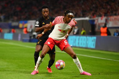 Leipzig, GERMANY - 13.02.24: Mohamed Simakan, Vinicius Junior, UEFA Şampiyonlar Ligi RB Leipzig-Real Madrid maçı Red Bull Arena 'da