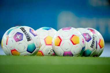 LEVERKUSEN, ALMANY - 23 Şubat, 2024: topları seçin. Bundesliga maçı FC Bayer 04 Leverkusen 1 'e karşı. Bayarena 'da FSV Mainz 05