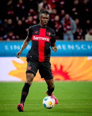 LEVERKUSEN, GERMANY - 23 Şubat 2024: Odilon Kossounou, Bundesliga maçı FC Bayer 04 Leverkusen 1 'e karşı. Bayarena 'da FSV Mainz 05