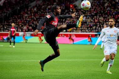 LEVERKUSEN, GERMANY - 23 Şubat 2024: Jeremie Frimpong, The Bundesliga maçı FC Bayer 04 Leverkusen 1 'e karşı. Bayarena 'da FSV Mainz 05