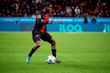 LEVERKUSEN, GERMANY - 23 Şubat 2024: Jeremie Frimpong, The Bundesliga maçı FC Bayer 04 Leverkusen 1 'e karşı. Bayarena 'da FSV Mainz 05