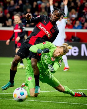 LEVERKUSEN, GERMANY - 23 Şubat 2024: Jeremie Frimpong, Robin Zentner, The Bundesliga maçı Bayer 04 Leverkusen 1 'e karşı. Bayarena 'da FSV Mainz 05