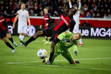 LEVERKUSEN, GERMANY - 23 Şubat 2024: Jeremie Frimpong, Robin Zentner, The Bundesliga maçı Bayer 04 Leverkusen 1 'e karşı. Bayarena 'da FSV Mainz 05