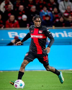 LEVERKUSEN, GERMANY - 23 Şubat 2024: Jeremie Frimpong, The Bundesliga maçı FC Bayer 04 Leverkusen 1 'e karşı. Bayarena 'da FSV Mainz 05