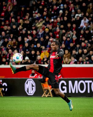 LEVERKUSEN, GERMANY - 23 Şubat 2024: Jeremie Frimpong, The Bundesliga maçı FC Bayer 04 Leverkusen 1 'e karşı. Bayarena 'da FSV Mainz 05