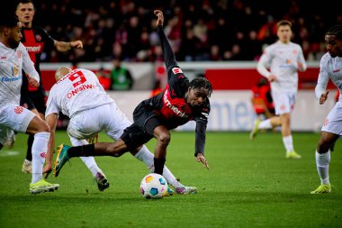 LEVERKUSEN, GERMANY - 23 Şubat 2024: Jeremie Frimpong, The Bundesliga maçı FC Bayer 04 Leverkusen 1 'e karşı. Bayarena 'da FSV Mainz 05