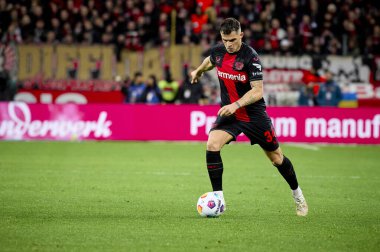 LEVERKUSEN, GERMANY - 23 Şubat 2024: Granit Xhaka, The Bundesliga maçı Bayer 04 Leverkusen 1 'e karşı. Bayarena 'da FSV Mainz 05