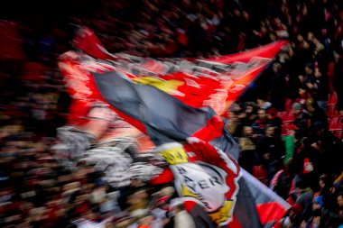 LEVERKUSEN, ALMANY - 23 Şubat 2024: Bayer 04 Leverkusen bayrağı zaferi kutluyor. Bundesliga maçı FC Bayer 04 Leverkusen 1 'e karşı. Bayarena 'da FSV Mainz 05