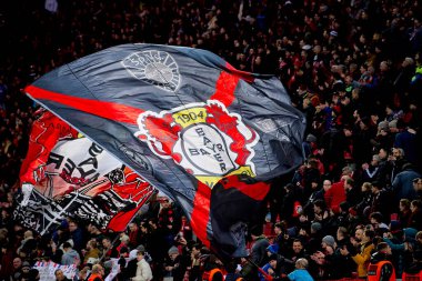 LEVERKUSEN, ALMANY - 23 Şubat 2024: Bayer 04 Leverkusen bayrağı zaferi kutluyor. Bundesliga maçı FC Bayer 04 Leverkusen 1 'e karşı. Bayarena 'da FSV Mainz 05