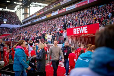 COLOGNE, GERMANY - 3 Mart 2024: Xabi Alonso, Bayer 04 Leverkusen 'in teknik direktörü Bundesliga 1' in futbol maçı sırasında. FC Koeln, Bayer 04 Leverkusen 'e karşı Rhein Enerji Stadyumu' nda