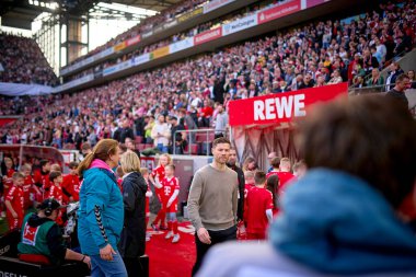 COLOGNE, GERMANY - 3 Mart 2024: Xabi Alonso, Bayer 04 Leverkusen 'in teknik direktörü Bundesliga 1' in futbol maçı sırasında. FC Koeln, Bayer 04 Leverkusen 'e karşı Rhein Enerji Stadyumu' nda