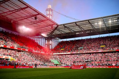 COLOGNE, GERMANY - 3 Mart 2024: Bundesliga 1 'in futbol maçı sırasında Bayer 04 Leverkusen taraftarları. FC Koeln, Bayer 04 Leverkusen 'e karşı Rhein Enerji Stadyumu' nda