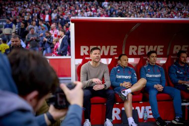 COLOGNE, GERMANY - 3 Mart 2024: Xabi Alonso, Bayer 04 Leverkusen 'in teknik direktörü Bundesliga 1' in futbol maçı sırasında. FC Koeln, Bayer 04 Leverkusen 'e karşı Rhein Enerji Stadyumu' nda