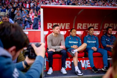 COLOGNE, GERMANY - 3 Mart 2024: Xabi Alonso, Bayer 04 Leverkusen 'in teknik direktörü Bundesliga 1' in futbol maçı sırasında. FC Koeln, Bayer 04 Leverkusen 'e karşı Rhein Enerji Stadyumu' nda