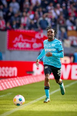 COLOGNE, ALMANY - 3 Mart 2024: Jeremie Frimpong Bundesliga 1 'in futbol maçı sırasında. FC Koeln, Bayer 04 Leverkusen 'e karşı Rhein Enerji Stadyumu' nda