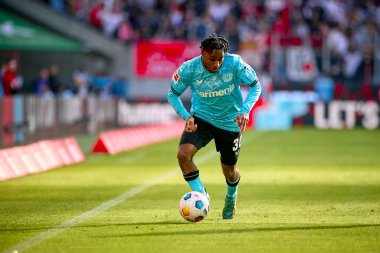 COLOGNE, ALMANY - 3 Mart 2024: Jeremie Frimpong Bundesliga 1 'in futbol maçı sırasında. FC Koeln, Bayer 04 Leverkusen 'e karşı Rhein Enerji Stadyumu' nda