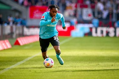 COLOGNE, ALMANY - 3 Mart 2024: Jeremie Frimpong Bundesliga 1 'in futbol maçı sırasında. FC Koeln, Bayer 04 Leverkusen 'e karşı Rhein Enerji Stadyumu' nda