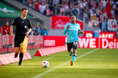 COLOGNE, ALMANY - 3 Mart 2024: Jeremie Frimpong Bundesliga 1 'in futbol maçı sırasında. FC Koeln, Bayer 04 Leverkusen 'e karşı Rhein Enerji Stadyumu' nda