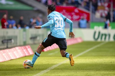 COLOGNE, ALMANY - 3 Mart 2024: Jeremie Frimpong Bundesliga 1 'in futbol maçı sırasında. FC Koeln, Bayer 04 Leverkusen 'e karşı Rhein Enerji Stadyumu' nda