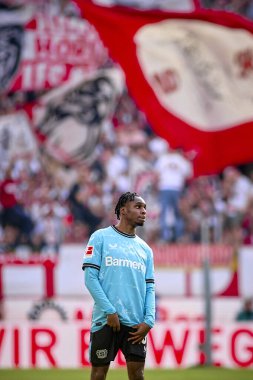 COLOGNE, ALMANY - 3 Mart 2024: Jeremie Frimpong Bundesliga 1 'in futbol maçı sırasında. FC Koeln, Bayer 04 Leverkusen 'e karşı Rhein Enerji Stadyumu' nda