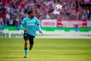 COLOGNE, ALMANY - 3 Mart 2024: Jeremie Frimpong Bundesliga 1 'in futbol maçı sırasında. FC Koeln, Bayer 04 Leverkusen 'e karşı Rhein Enerji Stadyumu' nda