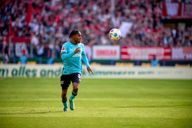 COLOGNE, ALMANY - 3 Mart 2024: Jeremie Frimpong Bundesliga 1 'in futbol maçı sırasında. FC Koeln, Bayer 04 Leverkusen 'e karşı Rhein Enerji Stadyumu' nda