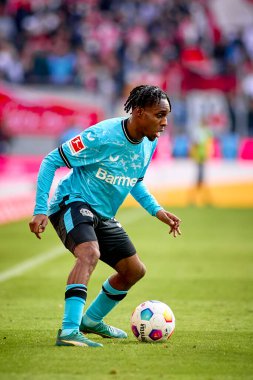 COLOGNE, ALMANY - 3 Mart 2024: Jeremie Frimpong Bundesliga 1 'in futbol maçı sırasında. FC Koeln, Bayer 04 Leverkusen 'e karşı Rhein Enerji Stadyumu' nda