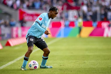 COLOGNE, ALMANY - 3 Mart 2024: Jeremie Frimpong Bundesliga 1 'in futbol maçı sırasında. FC Koeln, Bayer 04 Leverkusen 'e karşı Rhein Enerji Stadyumu' nda