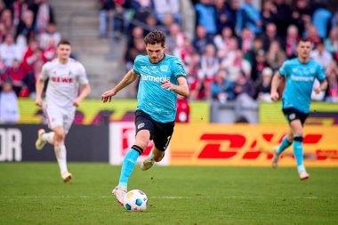 COLOGNE, ALMANY - 3 Mart 2024: Jonas Hofmann Bundesliga 1 'in futbol maçı sırasında. FC Koeln, Bayer 04 Leverkusen 'e karşı Rhein Enerji Stadyumu' nda