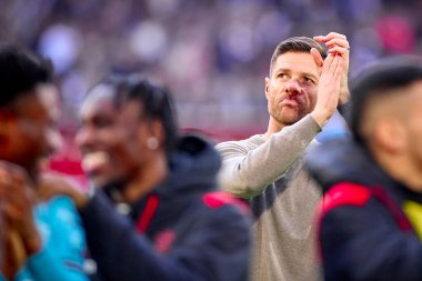 COLOGNE, GERMANY - 3 Mart 2024: Xabi Alonso, Bayer 04 Leverkusen 'in teknik direktörü Bundesliga 1' in futbol maçı sırasında. FC Koeln, Bayer 04 Leverkusen 'e karşı Rhein Enerji Stadyumu' nda