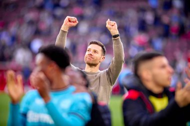 COLOGNE, GERMANY - 3 Mart 2024: Xabi Alonso, Bayer 04 Leverkusen 'in teknik direktörü Bundesliga 1' in futbol maçı sırasında. FC Koeln, Bayer 04 Leverkusen 'e karşı Rhein Enerji Stadyumu' nda