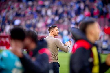 COLOGNE, GERMANY - 3 Mart 2024: Xabi Alonso, Bayer 04 Leverkusen 'in teknik direktörü Bundesliga 1' in futbol maçı sırasında. FC Koeln, Bayer 04 Leverkusen 'e karşı Rhein Enerji Stadyumu' nda