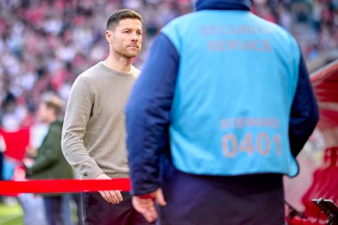 COLOGNE, GERMANY - 3 Mart 2024: Xabi Alonso, Bayer 04 Leverkusen 'in teknik direktörü Bundesliga 1' in futbol maçı sırasında. FC Koeln, Bayer 04 Leverkusen 'e karşı Rhein Enerji Stadyumu' nda