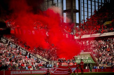 COLOGNE, GERMANY - 3 Mart 2024: Bundesliga 1 'in futbol maçı sırasında Bayer 04 Leverkusen taraftarları. FC Koeln, Bayer 04 Leverkusen 'e karşı Rhein Enerji Stadyumu' nda