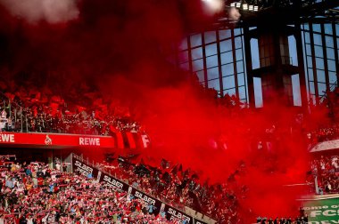 COLOGNE, GERMANY - 3 Mart 2024: Bundesliga 1 'in futbol maçı sırasında Bayer 04 Leverkusen taraftarları. FC Koeln, Bayer 04 Leverkusen 'e karşı Rhein Enerji Stadyumu' nda