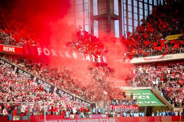 COLOGNE, GERMANY - 3 Mart 2024: Bundesliga 1 'in futbol maçı sırasında Bayer 04 Leverkusen taraftarları. FC Koeln, Bayer 04 Leverkusen 'e karşı Rhein Enerji Stadyumu' nda