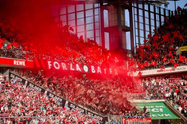 COLOGNE, GERMANY - 3 Mart 2024: Bundesliga 1 'in futbol maçı sırasında Bayer 04 Leverkusen taraftarları. FC Koeln, Bayer 04 Leverkusen 'e karşı Rhein Enerji Stadyumu' nda