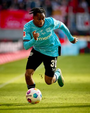 COLOGNE, ALMANY - 3 Mart 2024: Jeremie Frimpong Bundesliga 1 'in futbol maçı sırasında. FC Koeln, Bayer 04 Leverkusen 'e karşı Rhein Enerji Stadyumu' nda