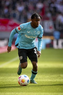 COLOGNE, ALMANY - 3 Mart 2024: Jeremie Frimpong Bundesliga 1 'in futbol maçı sırasında. FC Koeln, Bayer 04 Leverkusen 'e karşı Rhein Enerji Stadyumu' nda