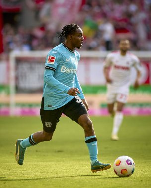 COLOGNE, ALMANY - 3 Mart 2024: Jeremie Frimpong Bundesliga 1 'in futbol maçı sırasında. FC Koeln, Bayer 04 Leverkusen 'e karşı Rhein Enerji Stadyumu' nda