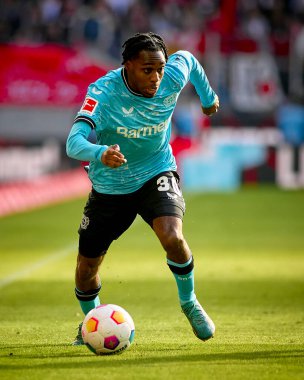 COLOGNE, ALMANY - 3 Mart 2024: Jeremie Frimpong Bundesliga 1 'in futbol maçı sırasında. FC Koeln, Bayer 04 Leverkusen 'e karşı Rhein Enerji Stadyumu' nda