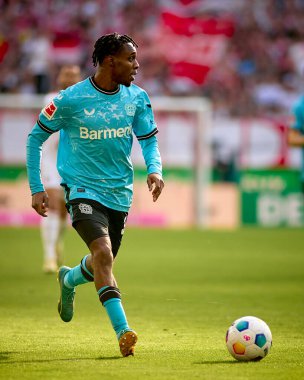 COLOGNE, ALMANY - 3 Mart 2024: Jeremie Frimpong Bundesliga 1 'in futbol maçı sırasında. FC Koeln, Bayer 04 Leverkusen 'e karşı Rhein Enerji Stadyumu' nda